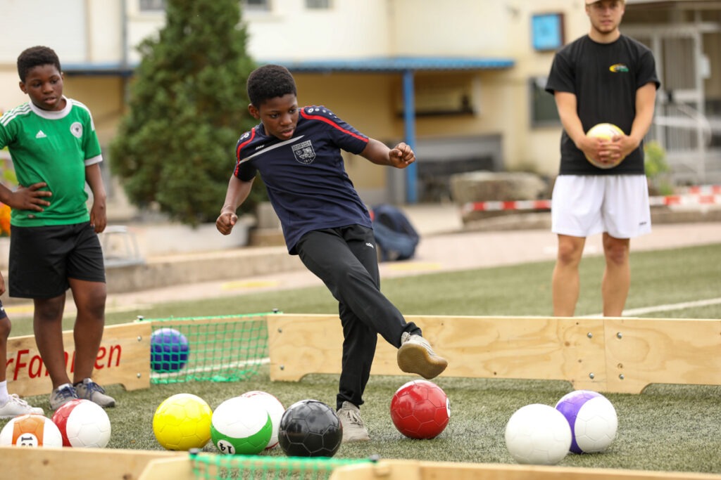 Ballbande beim inklusiven Familien-Sportangebot