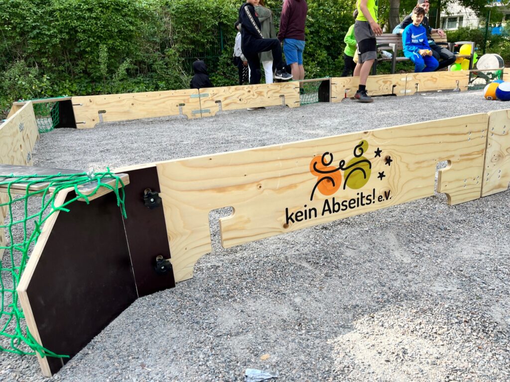 Ecktor der Ballbande bei kein Abseits in Berlin