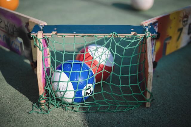 Fußballbillard-Bälle im Tor der Ballbande