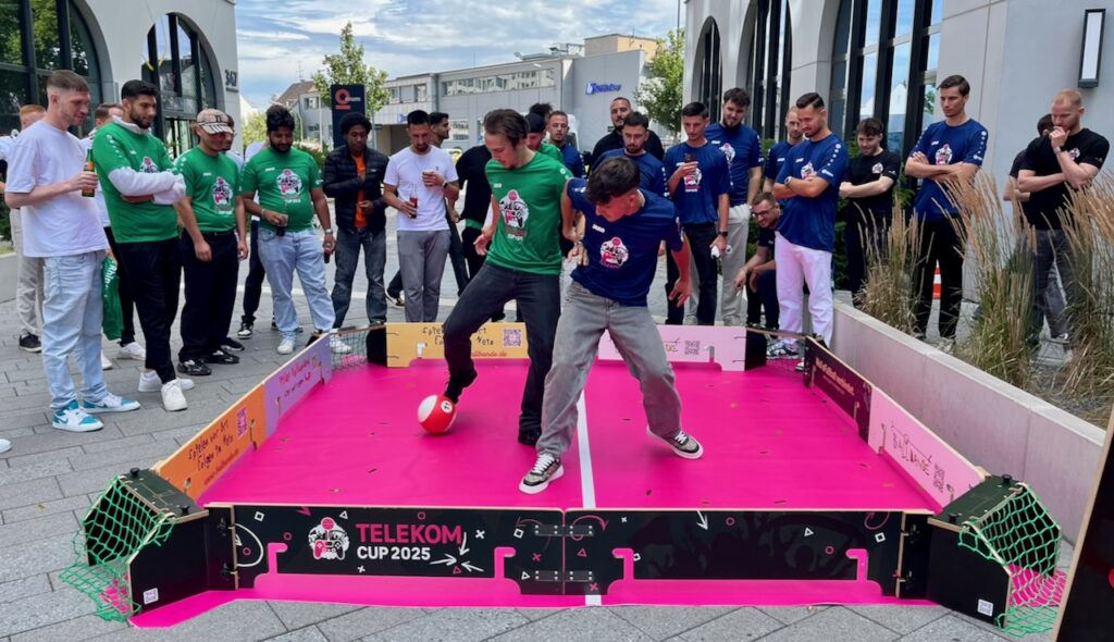 Ballbande mit Sponsorenlogos