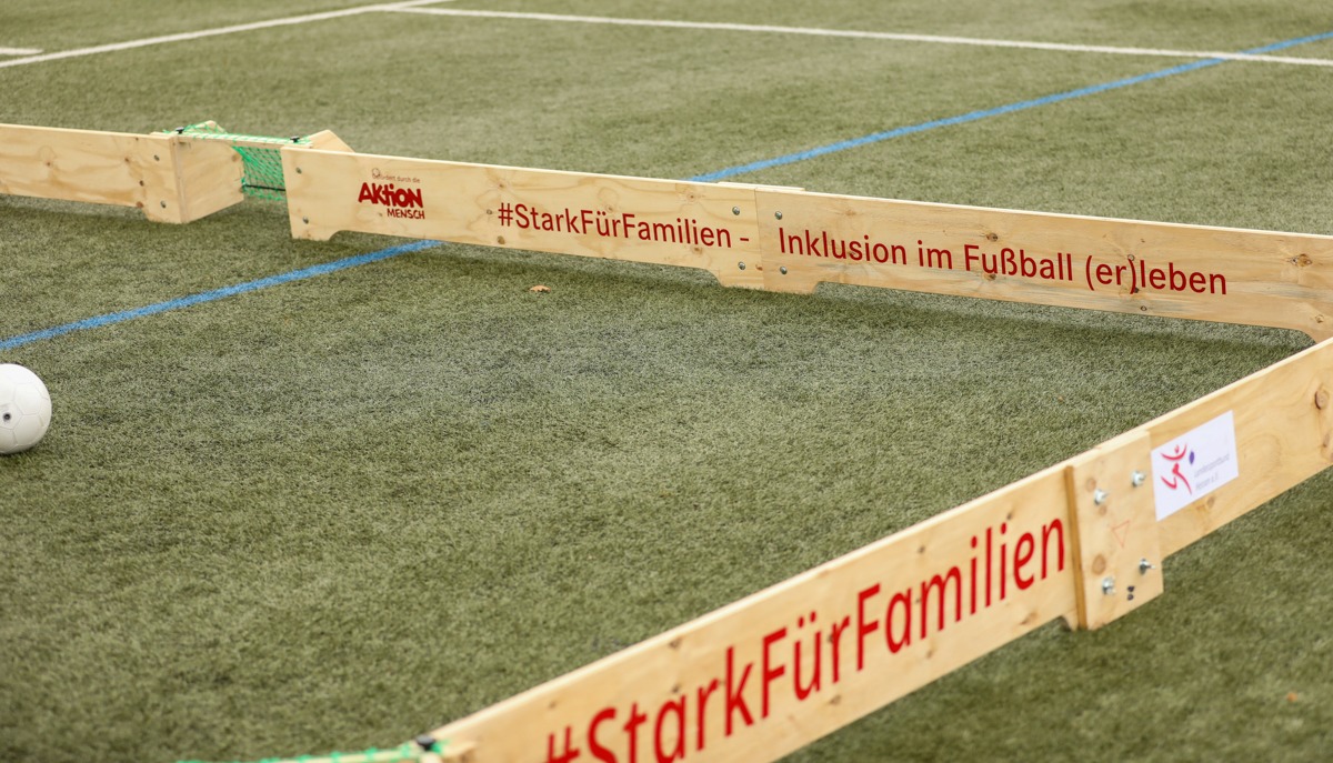 Kinder spielen mit frühem Ballbande-Prototyp