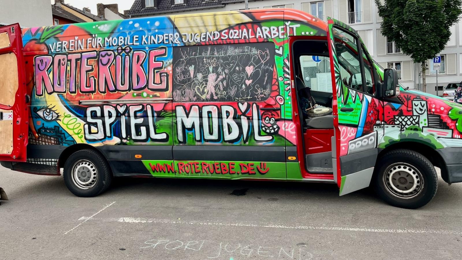 Spielmobil mit Ballbande im Einsatz