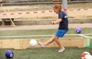 ein Mädchen spielt im Ballbanden Feld Fußball Billard