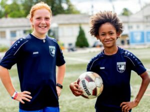 Lem Lewis und Kollegin vor der Ballbande in Darmstadt Fußball Billard