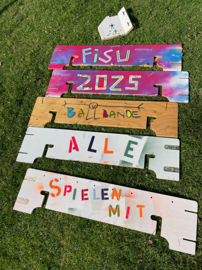 bemalten Ballbanden liegen auf der Wiese