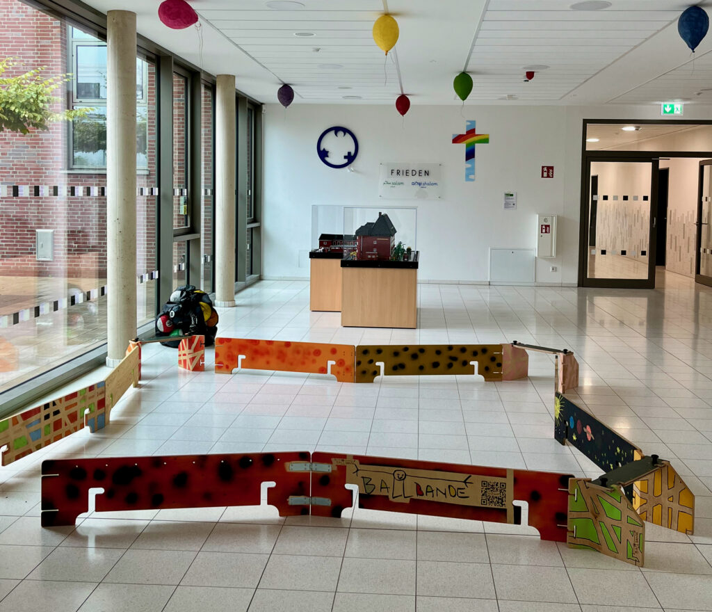 Eine Ballbande aufgebaut in foyer einer schule