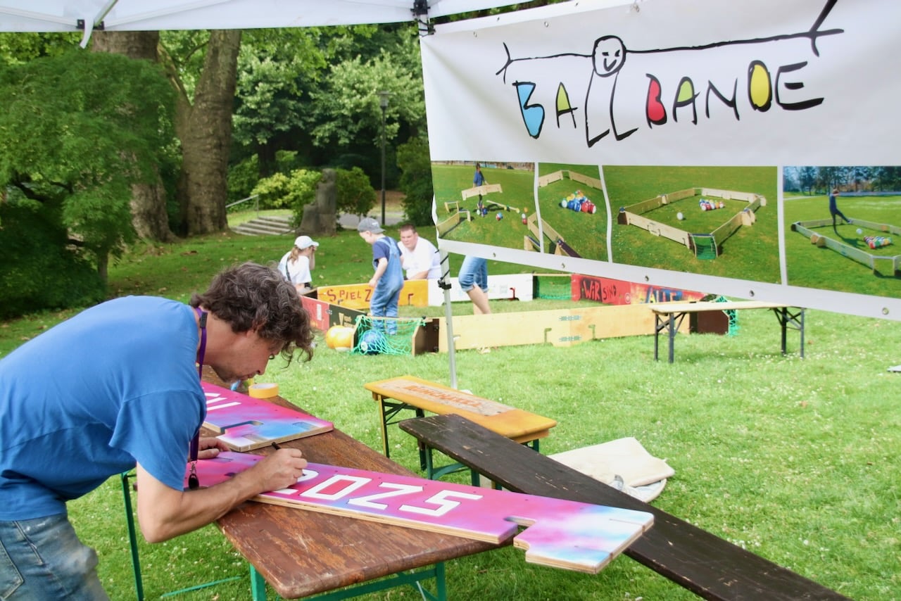 Gemeinsames Gestalten eines Ballbande-Elements bei den FISU World University Games
