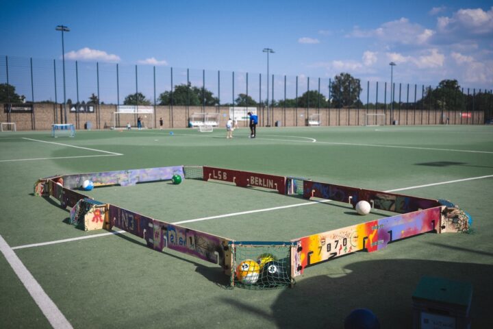 Leerer Platz mit Ballbande beim FC Internationale Berlin
