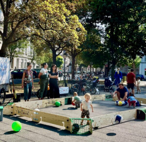 Ballbande Spielfeld auf dem Frankenbadplatz in Bonn während eines offenen Spielprojekts mit Migrapolis