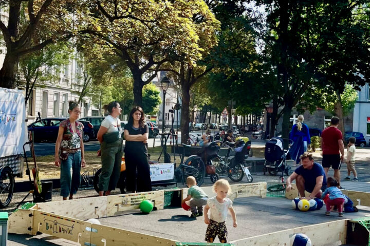 Ballbande Spielfeld auf dem Frankenbadplatz in Bonn während eines offenen Spielprojekts mit Migrapolis