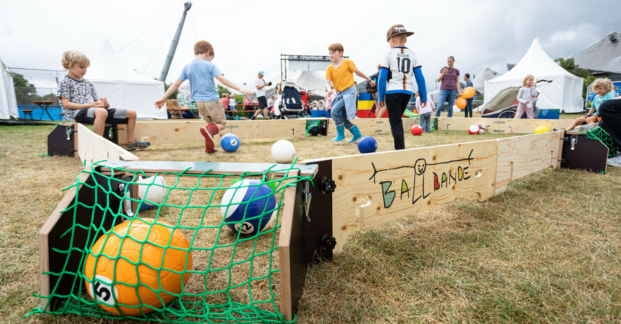 Kinder spielen auf einem Festival mit der Ballbandde